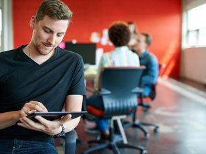 Junger Designer Arbeitet am Tablet