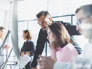 Gruppe berät sich am PC